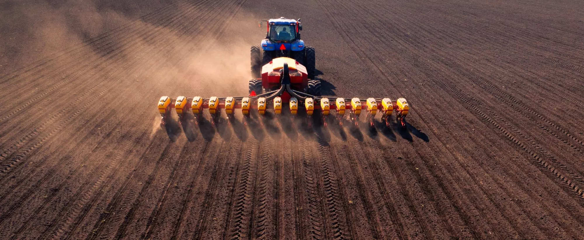 Ciągnik z siewnikiem na widoku z drona