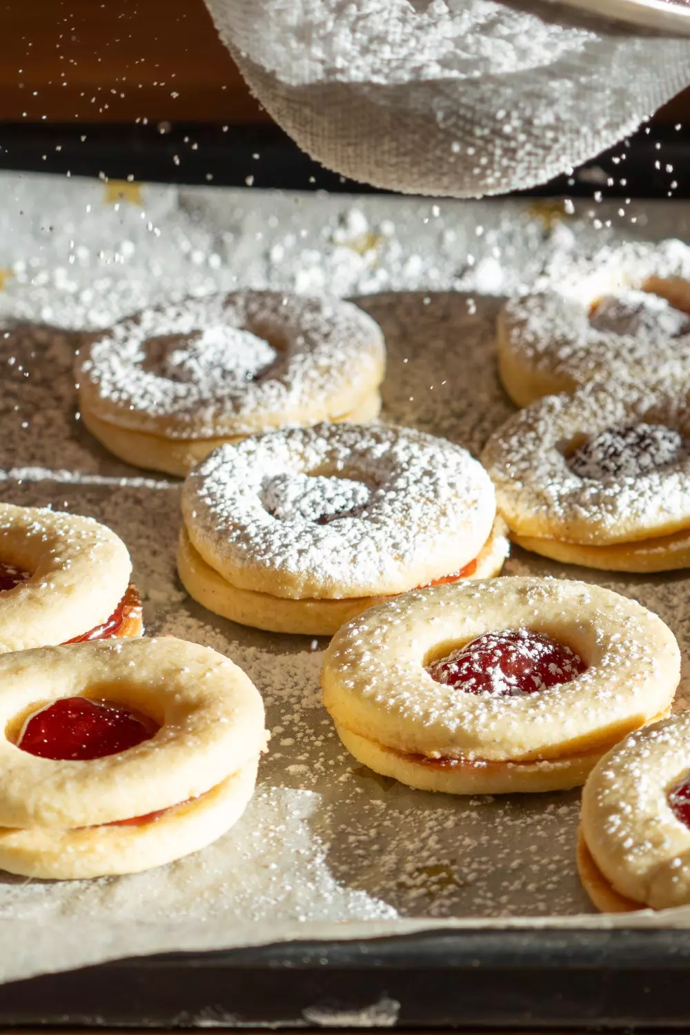 Domowe ciasteczka posypane cukrem pudrem