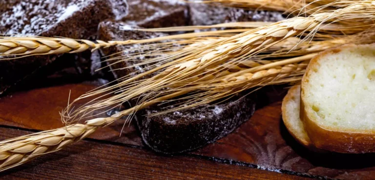 Kawałki chleba na stole